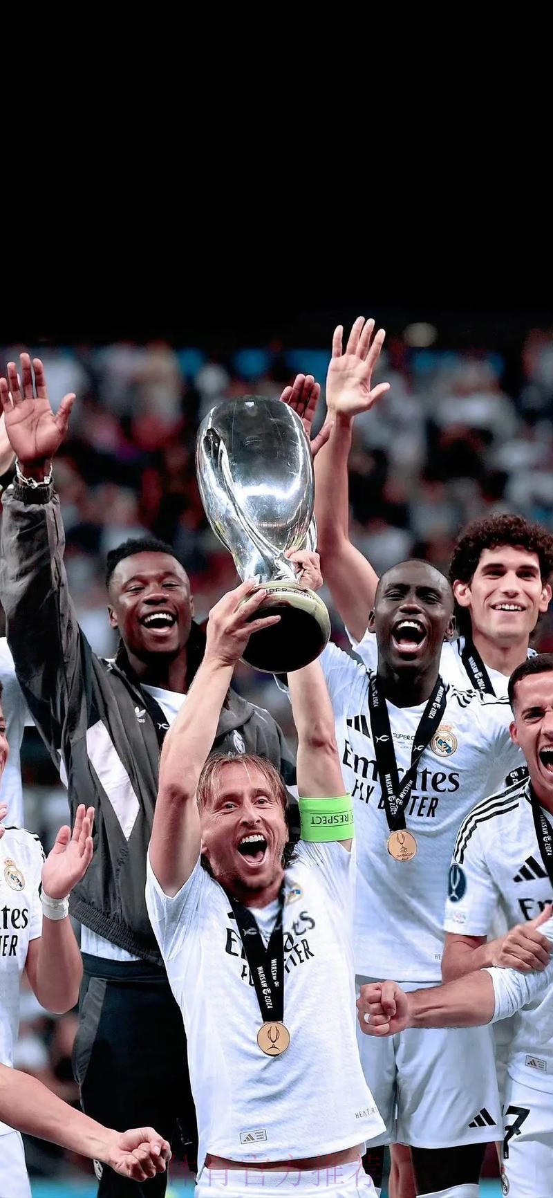 阿尔巴晒大合照庆祝击败皇马 卡瓦哈尔点赞